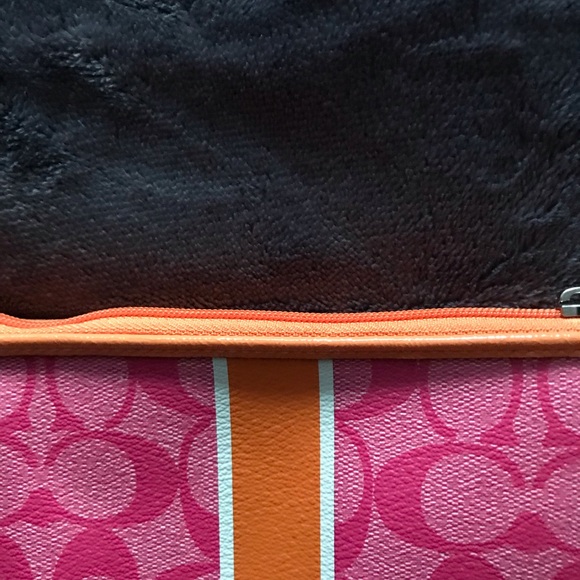 Small brand new Coach leather wristlet - Picture 6 of 11